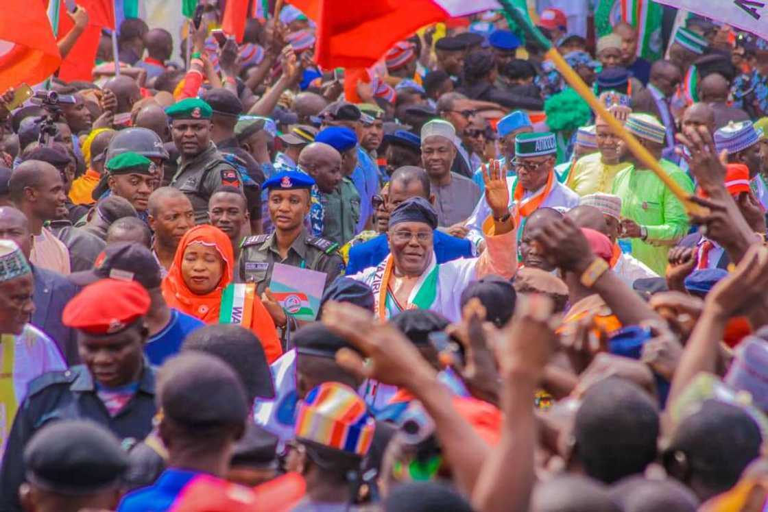 Atiku ya fasa taro yayin gudanar da taron sa na yakin neman zabe a jihar Taraba Atiku ya fasa taro yayin gudanar da taron sa na yakin neman zabe a jihar Taraba