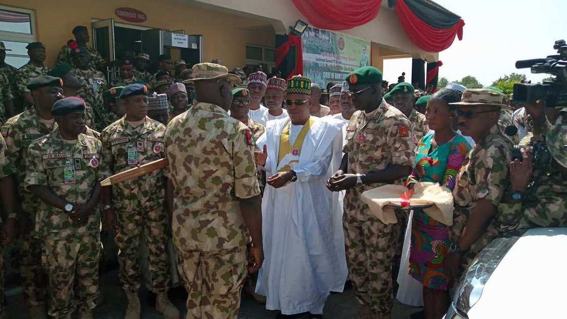 Gwamnatin jihar Borno ta bawa sojoji 5 kyautar manyan motoci, hotuna Gwamnatin jihar Borno ta bawa sojoji 5 kyautar manyan motoci, hotuna