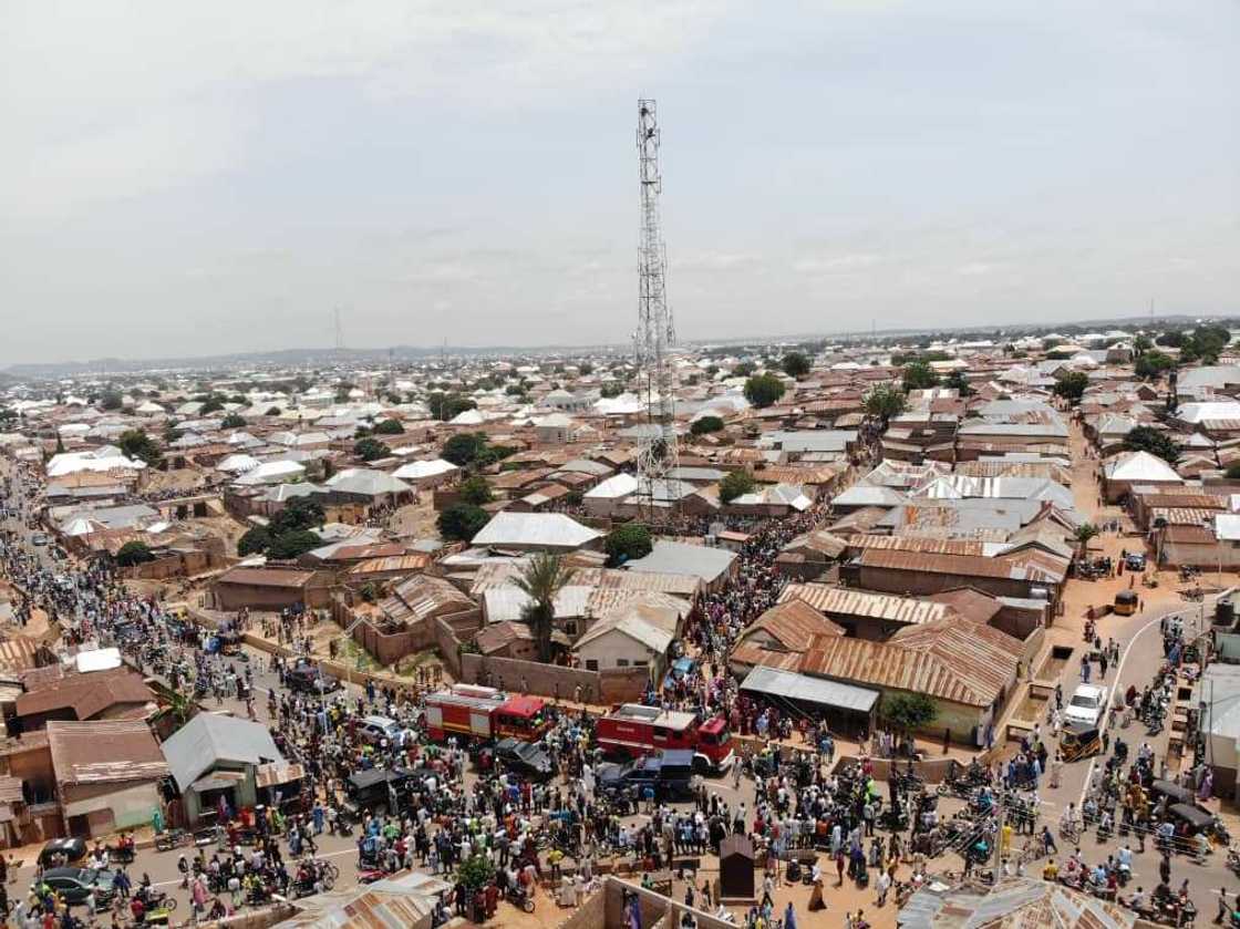 Yadda matashi a Gombe ya dale karfen sabis ya ce ba zai sauko ba sai an biya bukatunsa