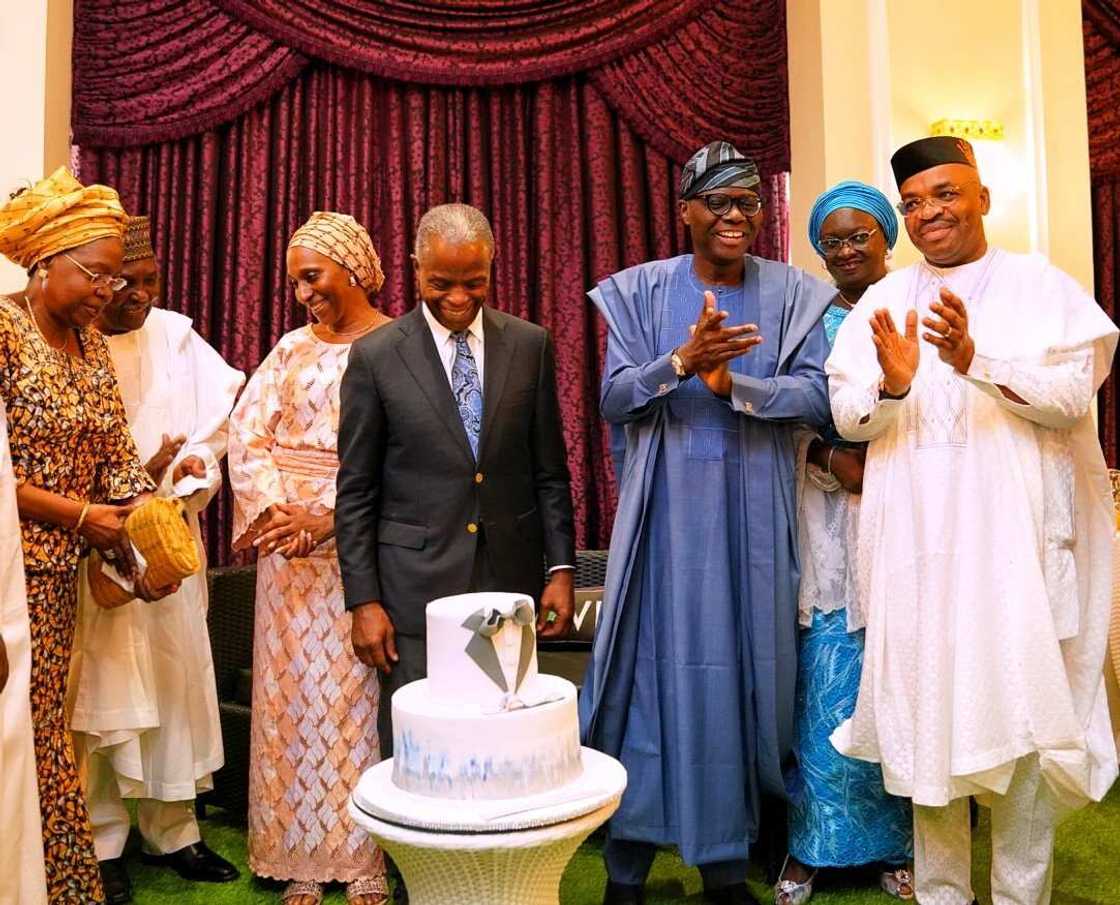 Gowon da wasu gwamnoni 2 a Aso Villa don taya Osinbajo murna (Hotuna) Gowon da wasu gwamnoni 2 a Aso Villa don taya Osinbajo murna (Hotuna)