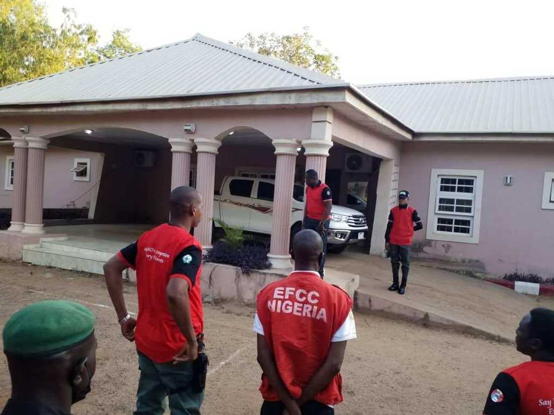 Man dies after jumping 7 floors to avoid EFCC operatives in Lagos estate Man dies after jumping 7 floors to avoid EFCC operatives in Lagos estate