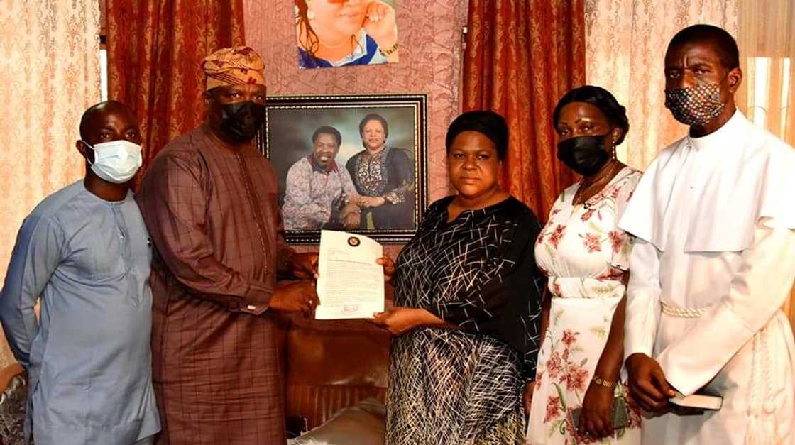 Emotional Photos as Lagos Govt Officials Visit Family of Prophet TB Joshua Emotional Photos as Lagos Govt Officials Visit Family of Prophet TB Joshua