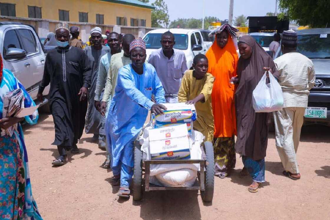 Hotunan Zulum yana gwangwaje 'yan gudun hijira da N200m da kayan abinci a Bama Hotunan Zulum yana gwangwaje 'yan gudun hijira da N200m da kayan abinci a Bama