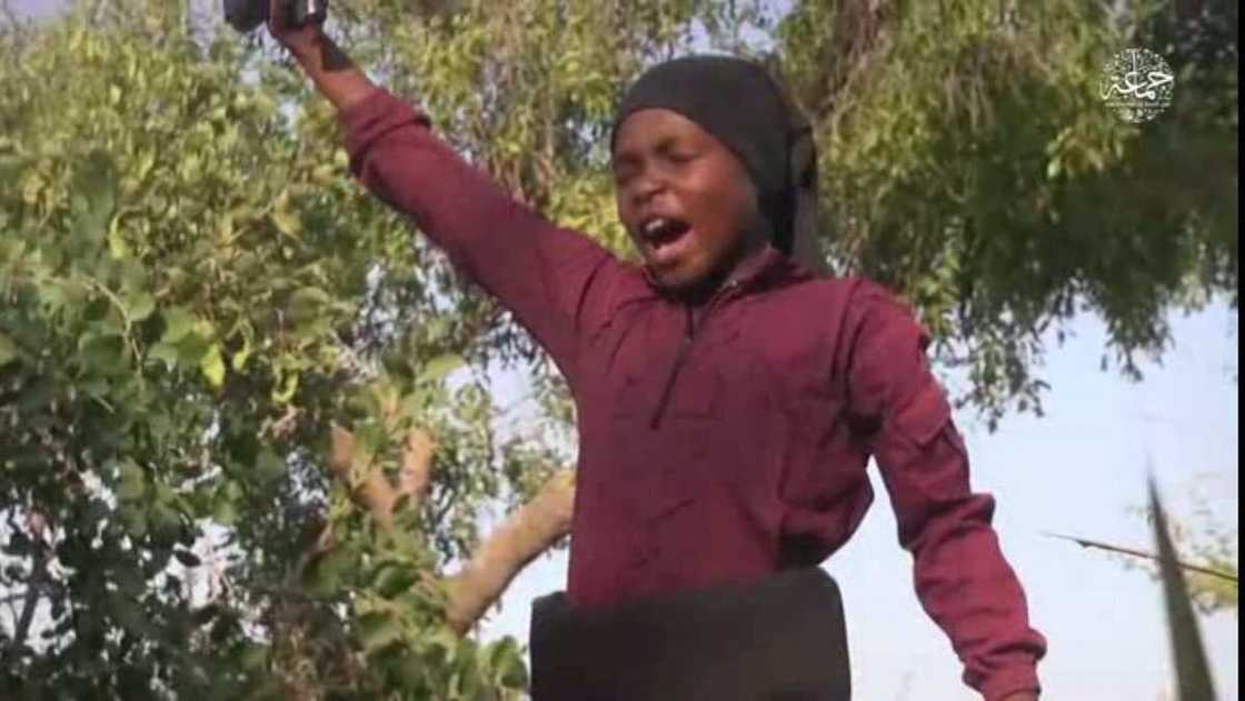 Da duminsa: Shekau ya saki sabon bidiyo tare da kananan yara da ya horar, ya aike sako Da duminsa: Shekau ya saki sabon bidiyo tare da kananan yara da ya horar, ya aike sako