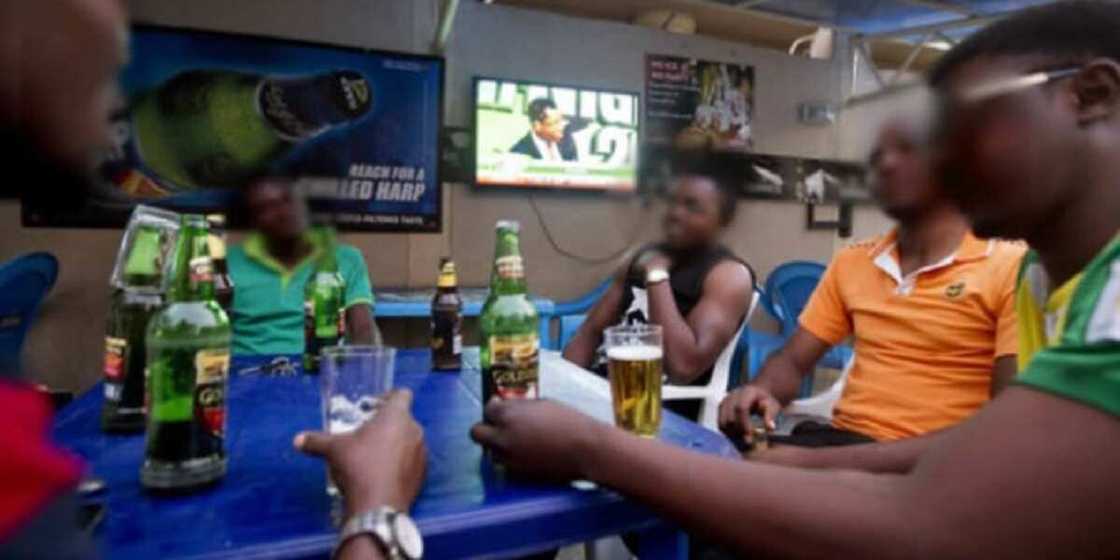 An Rotsa Wa Wani Kai Da Kwalban Giya a Mashaya Ya Mutu a Bayelsa An Rotsa Wa Wani Kai Da Kwalban Giya a Mashaya Ya Mutu a Bayelsa