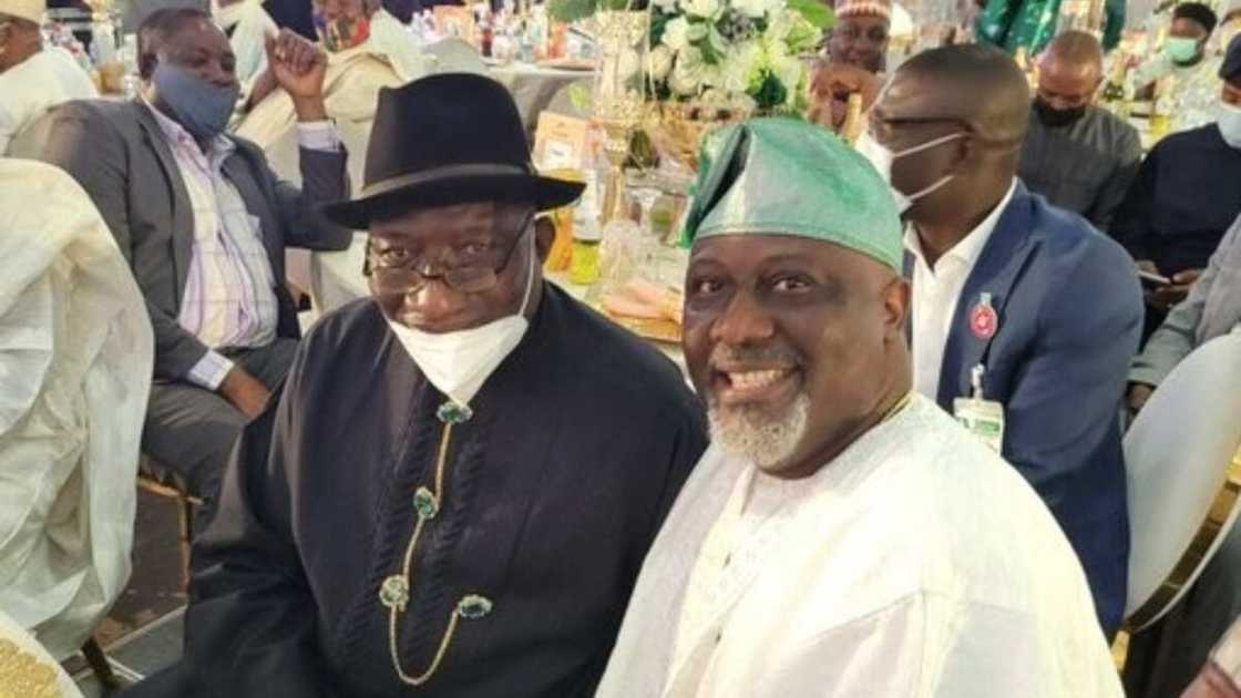 Dino Melaye ya hadu da tsohon shugaba Jonathan a tsaka da rade-radin fitowatsa takarar shugaban kasa a 2023 (hoto) Dino Melaye ya hadu da tsohon shugaba Jonathan a tsaka da rade-radin fitowatsa takarar shugaban kasa a 2023 (hoto)