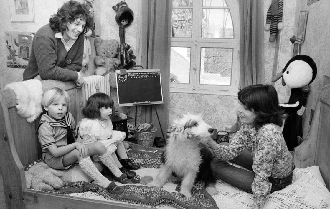 Gérard Lenorman en famille avec sa femme caroline et leurs deux enfants dans sa maison en Normandie le 1er mars 1979, France. (Photo de Patrice PICOT/Gamma-Rapho via Getty Images) Gérard Lenorman en famille avec sa femme caroline et leurs deux enfants dans sa maison en Normandie le 1er mars 1979, France. (Photo de Patrice PICOT/Gamma-Rapho via Getty Images)