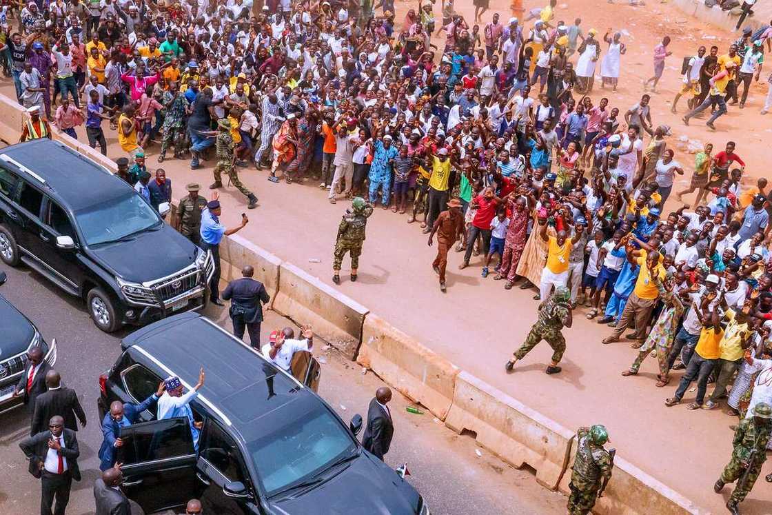 Mai farin jini: Dubban jama'a sun yi tururuwar fitowa domin tarbar Buhari a Ondo (Hotuna) Mai farin jini: Dubban jama'a sun yi tururuwar fitowa domin tarbar Buhari a Ondo (Hotuna)