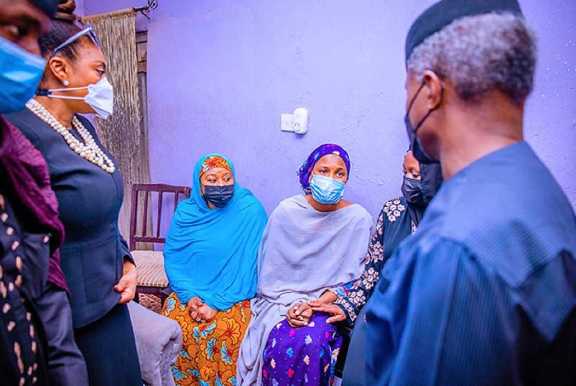 Bidiyo da hotunan ziyarar da Osinbajo ya kai wa iyayen Hanifa a Kano Bidiyo da hotunan ziyarar da Osinbajo ya kai wa iyayen Hanifa a Kano