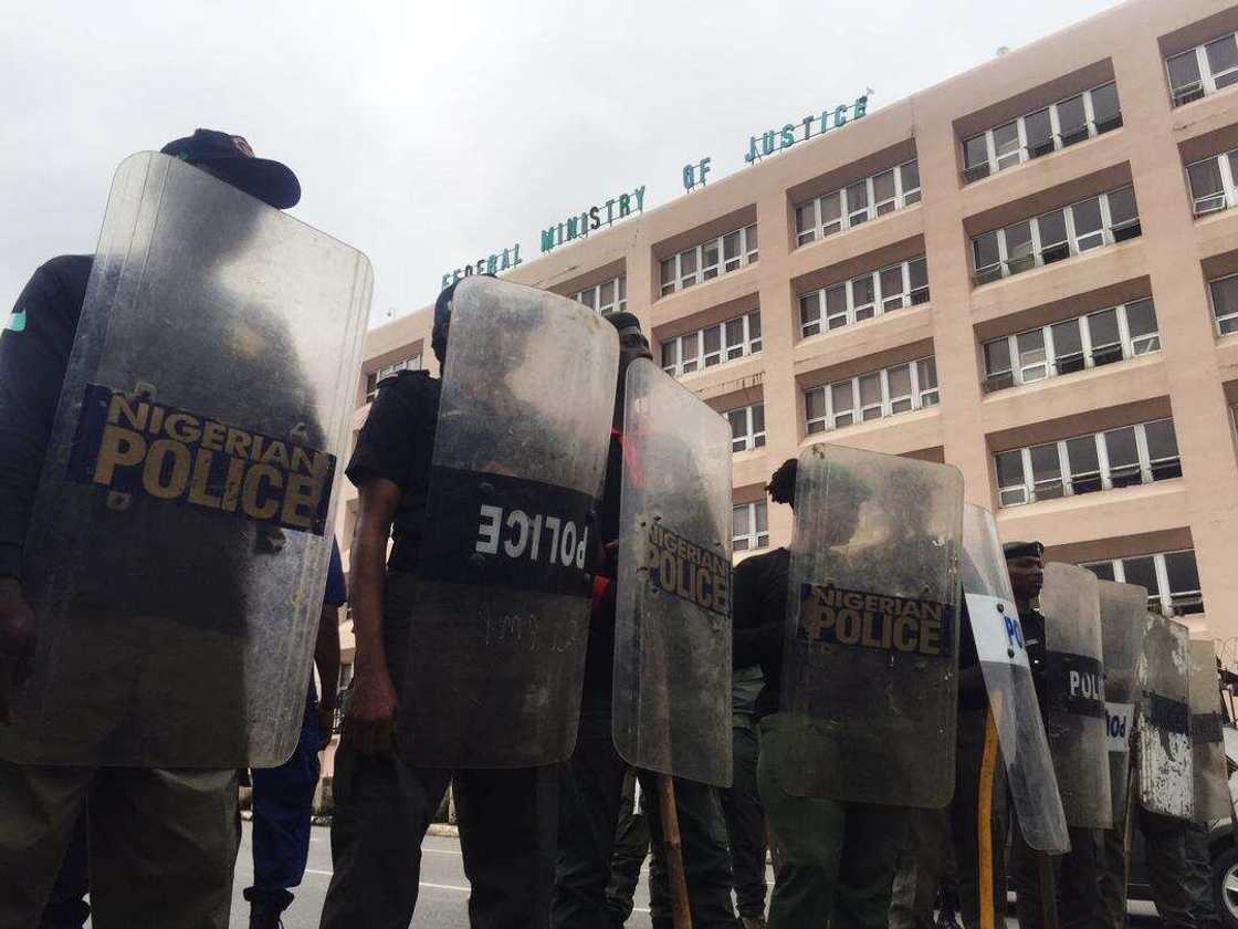 Tunawa da EndSARS: Jami'an tsaro sun hana masu zanga-zanga kaiwa majalisar tarayya Tunawa da EndSARS: Jami'an tsaro sun hana masu zanga-zanga kaiwa majalisar tarayya