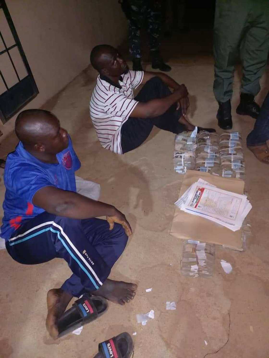 An damke yaran siyasan Aisha Binani suna rabawa Deleget makudan kudi a Adamawa An damke yaran siyasan Aisha Binani suna rabawa Deleget makudan kudi a Adamawa