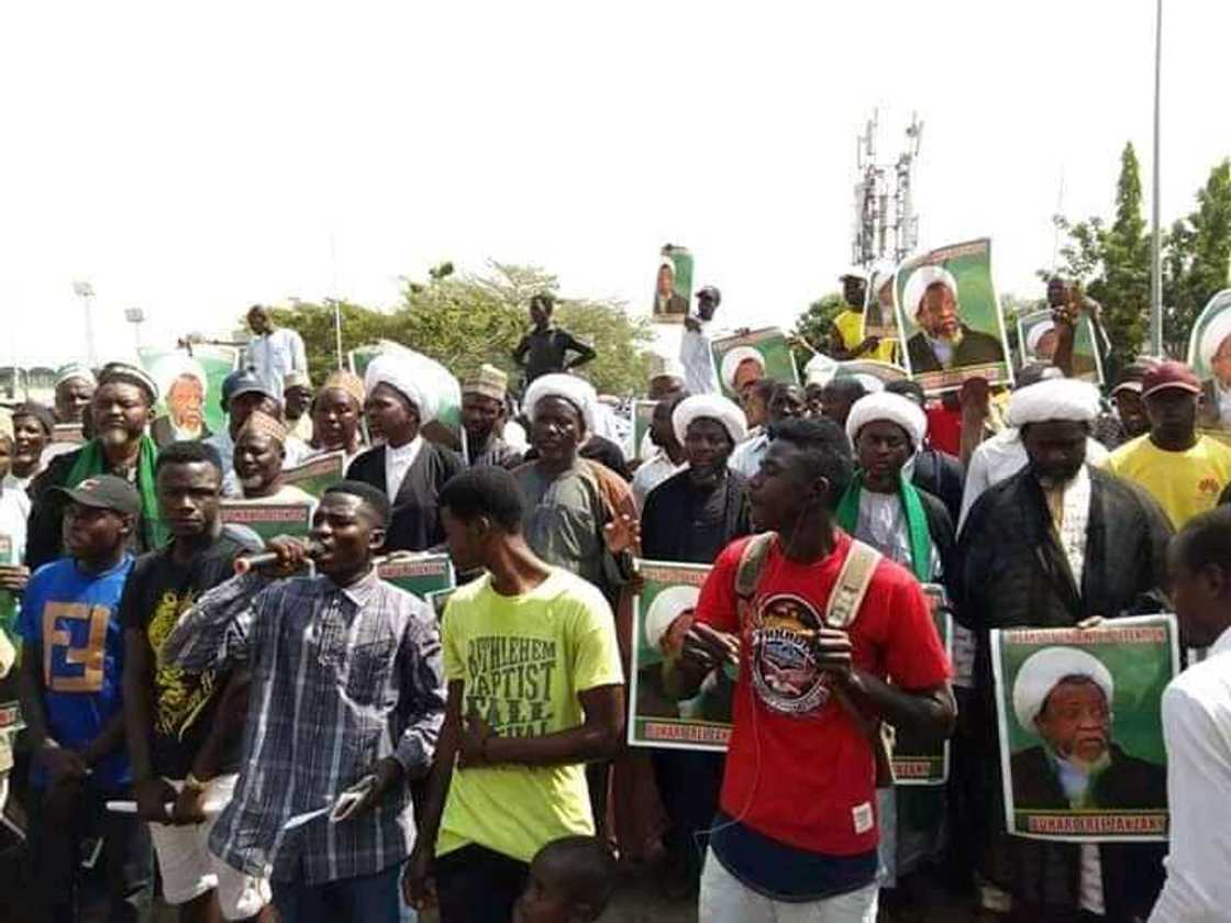 Yanzu Yanzu: Yan Shi’a sun toshe mashigin majalisar dokokin kasar Yanzu Yanzu: Yan Shi’a sun toshe mashigin majalisar dokokin kasar