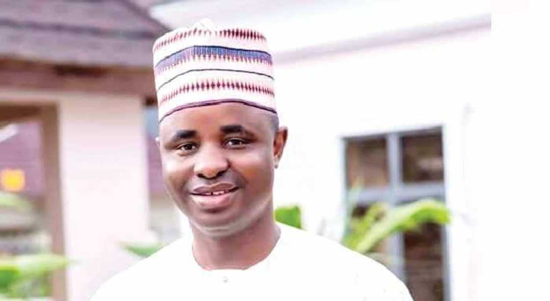 Bidiyon yadda matasa suka fattataki wani dan majalisar jiha tare da yi masa ihu a mazabarsa Bidiyon yadda matasa suka fattataki wani dan majalisar jiha tare da yi masa ihu a mazabarsa