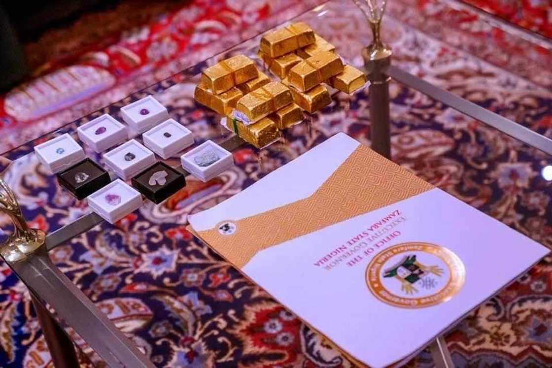 Hotuna: Matawalle ya gabatarwa Buhari gwala-gwalai da wasu ma'adinai da aka hako a Zamfara Hotuna: Matawalle ya gabatarwa Buhari gwala-gwalai da wasu ma'adinai da aka hako a Zamfara