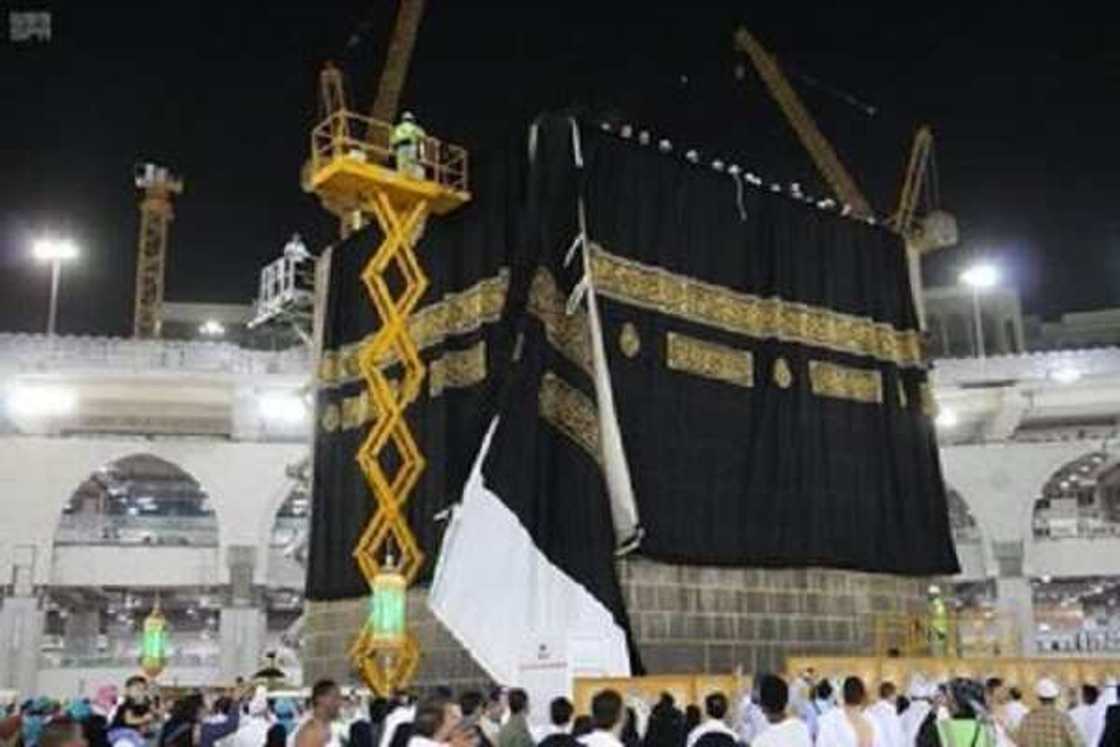 Hajjin 2019: Hotunan yadda aka canja suturar dakin Ka'aba a ranar Arafat Hajjin 2019: Hotunan yadda aka canja suturar dakin Ka'aba a ranar Arafat