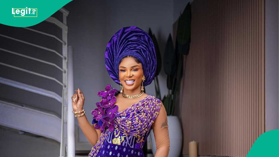 Priscilla pranks her mother while granting an interview Priscilla pranks her mother while granting an interview