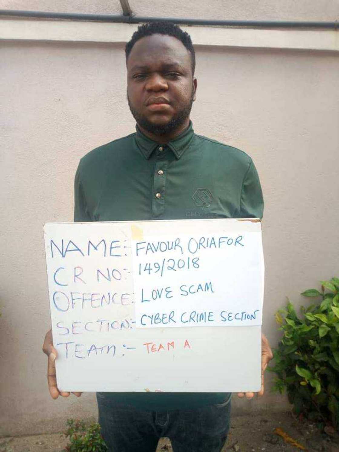 Kuma dai: EFCC ta saki hoton kasurgumin dan 419 ma'aikacin banki Kuma dai: EFCC ta saki hoton kasurgumin dan 419 ma'aikacin banki