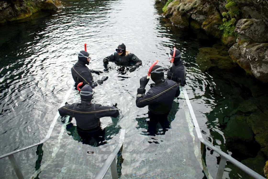 The fissure and the entire surrounding valley lie on the Mid-Atlantic Ridge, which runs through the island, making it one of the most active volcanic areas on Earth