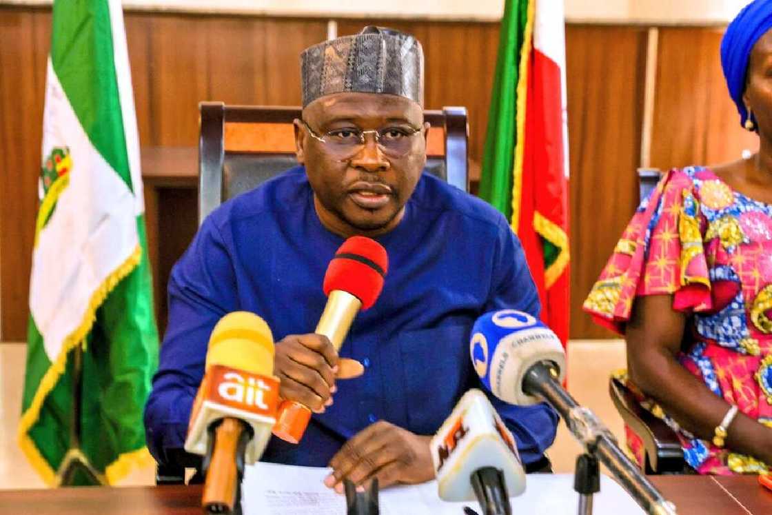 Gwamna Fintiri ya gargadi kwamishinoni Gwamna Fintiri ya gargadi kwamishinoni