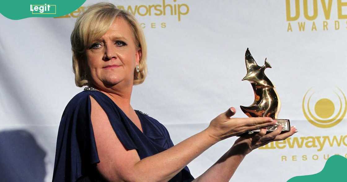 Chonda Pierce poses with an award at the 2015 Dove Awards Chonda Pierce poses with an award at the 2015 Dove Awards