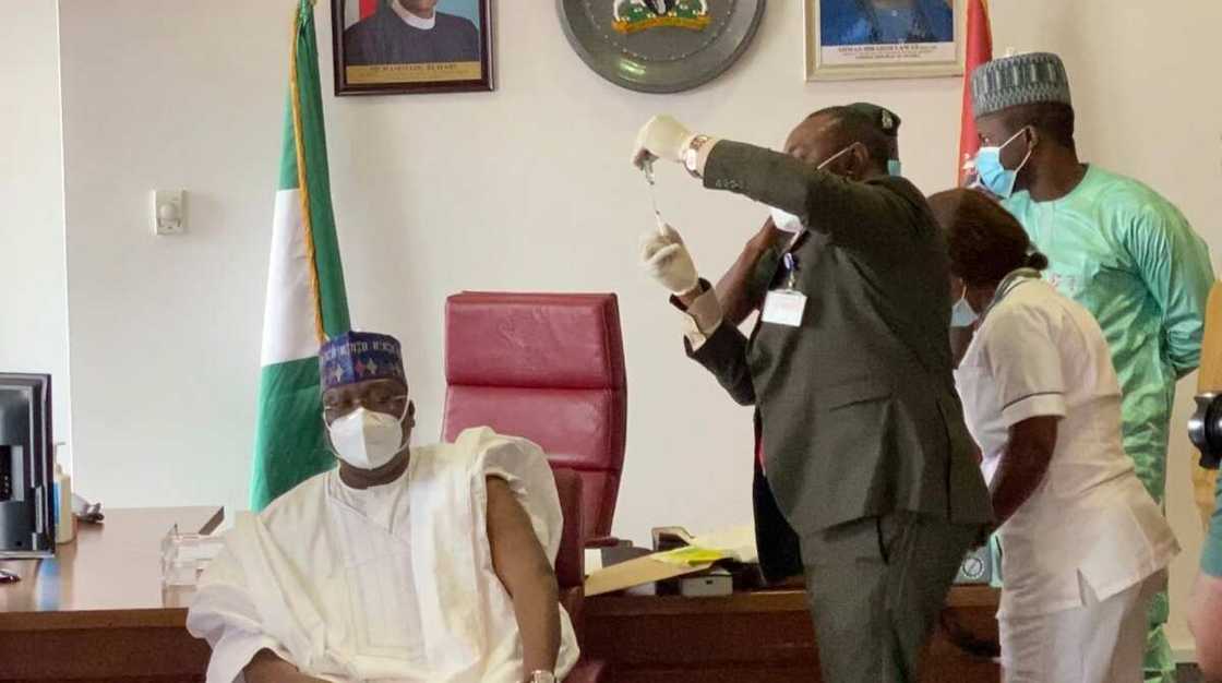 Da duminsa: Shugaban majalisa, Ahmad Lawan, ya yi allurar rigakafin Korona, za'a yiwa sauran Sanatoci Da duminsa: Shugaban majalisa, Ahmad Lawan, ya yi allurar rigakafin Korona, za'a yiwa sauran Sanatoci