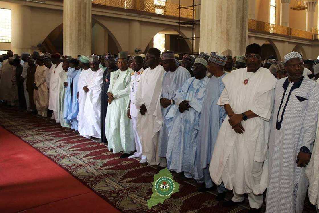 Yanzu-yanzu: An gudanar jana'izar marigayi Abba Kyari a Abuja (Hotuna) Yanzu-yanzu: An gudanar jana'izar marigayi Abba Kyari a Abuja (Hotuna)