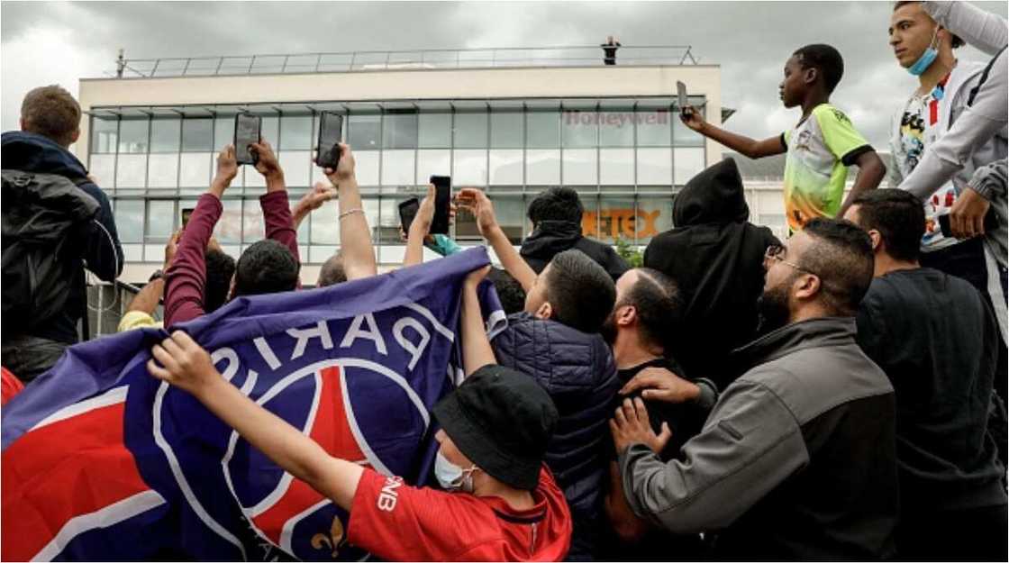 Supporters of French Club Psg Left Disappointed As Lionel Messi Fails to Arrive Ahead of Transfer Supporters of French Club Psg Left Disappointed As Lionel Messi Fails to Arrive Ahead of Transfer