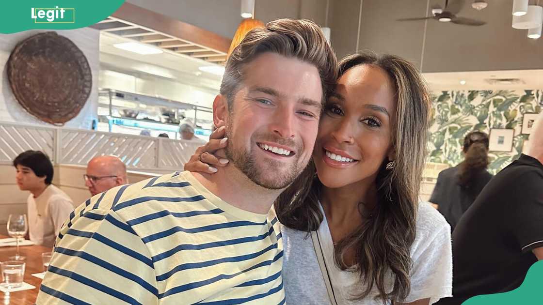 Taylor Smith and Carsten "Bergie" Bergersen in a restaurant Taylor Smith and Carsten "Bergie" Bergersen in a restaurant