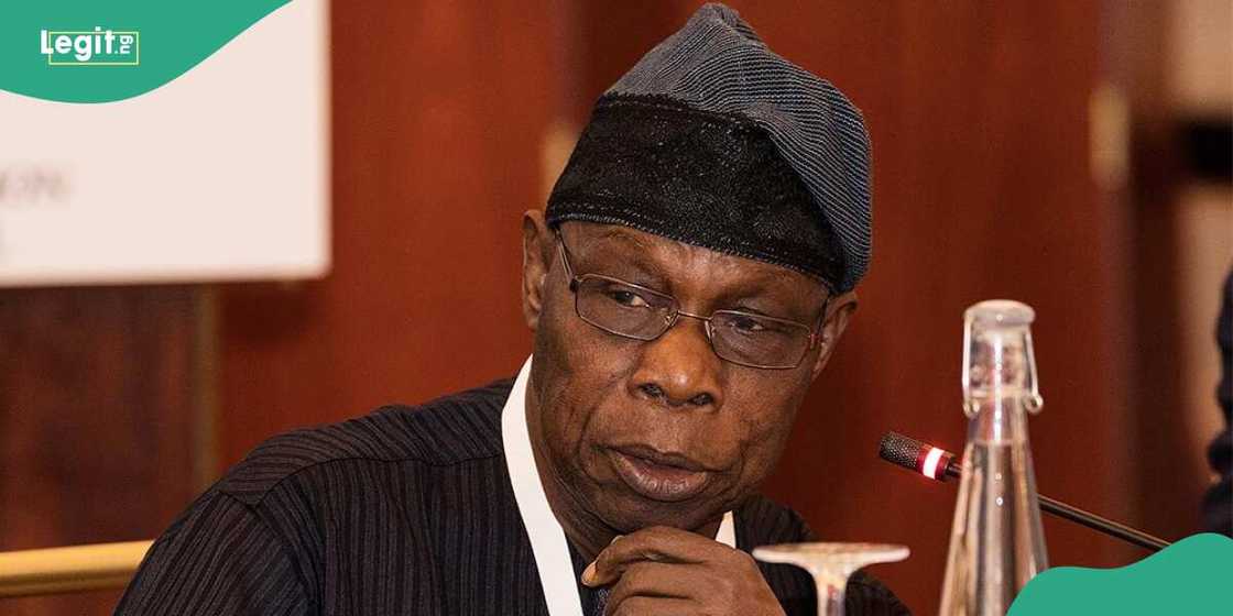 Obsanjo shows physical strength at Lagos event Obsanjo shows physical strength at Lagos event