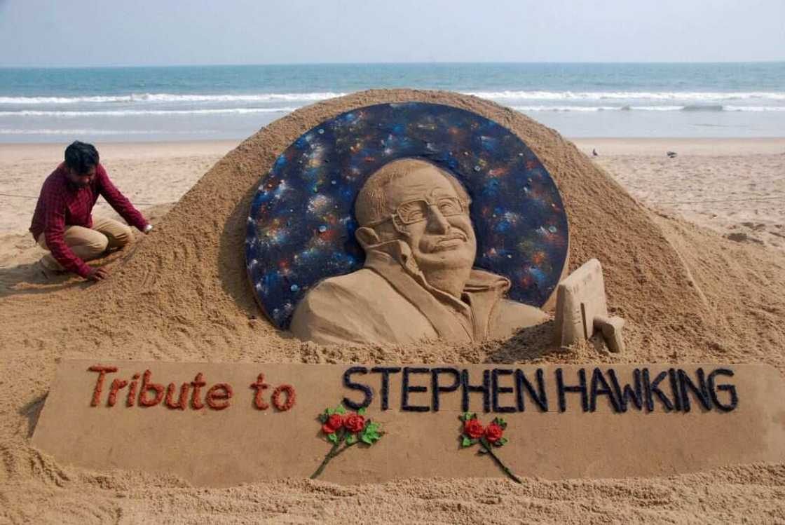 Stephen Hawking, l'astrophysicien qui a défié la maladie de Charcot Stephen Hawking, l'astrophysicien qui a défié la maladie de Charcot