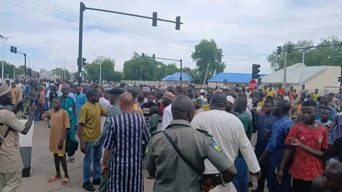 An yi zanga-zanga kan hare-haren 'yan bindiga a Zamfara An yi zanga-zanga kan hare-haren 'yan bindiga a Zamfara