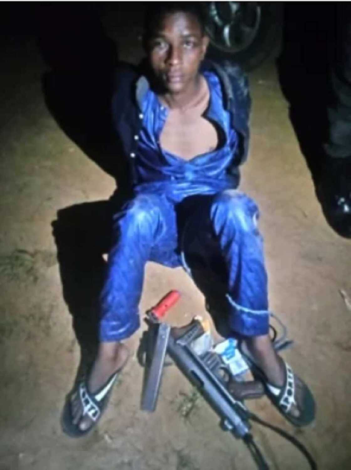 Hotunan muggan bindigu da harsasai da 'yan sanda suka ƙwato daga hannun 'yan bindiga a Kaduna Hotunan muggan bindigu da harsasai da 'yan sanda suka ƙwato daga hannun 'yan bindiga a Kaduna