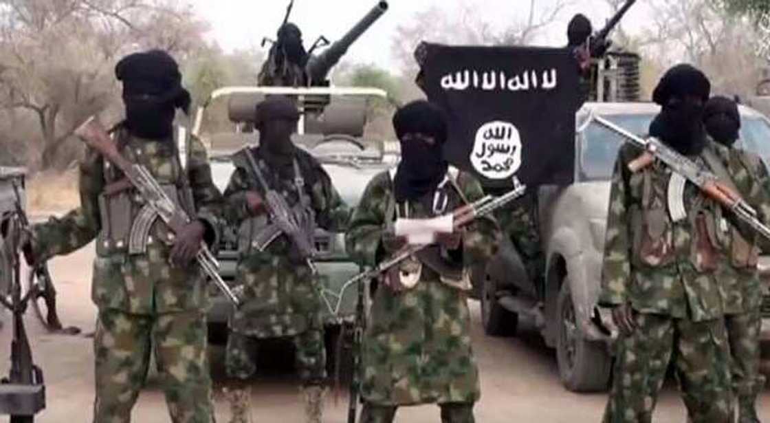 Yanzu-yanzu: Yan Boko Haram sun yiwa Soja da dan sanda kisan wulakanci a sabon faifan bidiyo