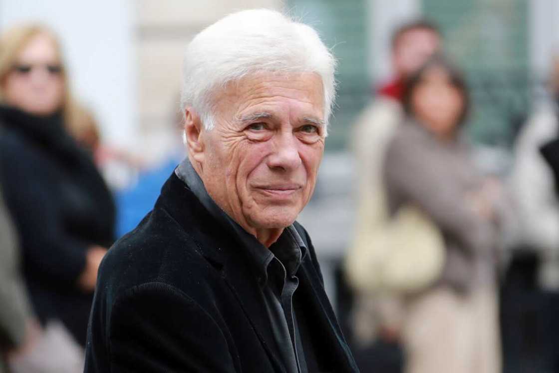 Guy Bedos aux obsèques de Jean Rochefort. Guy Bedos aux obsèques de Jean Rochefort.