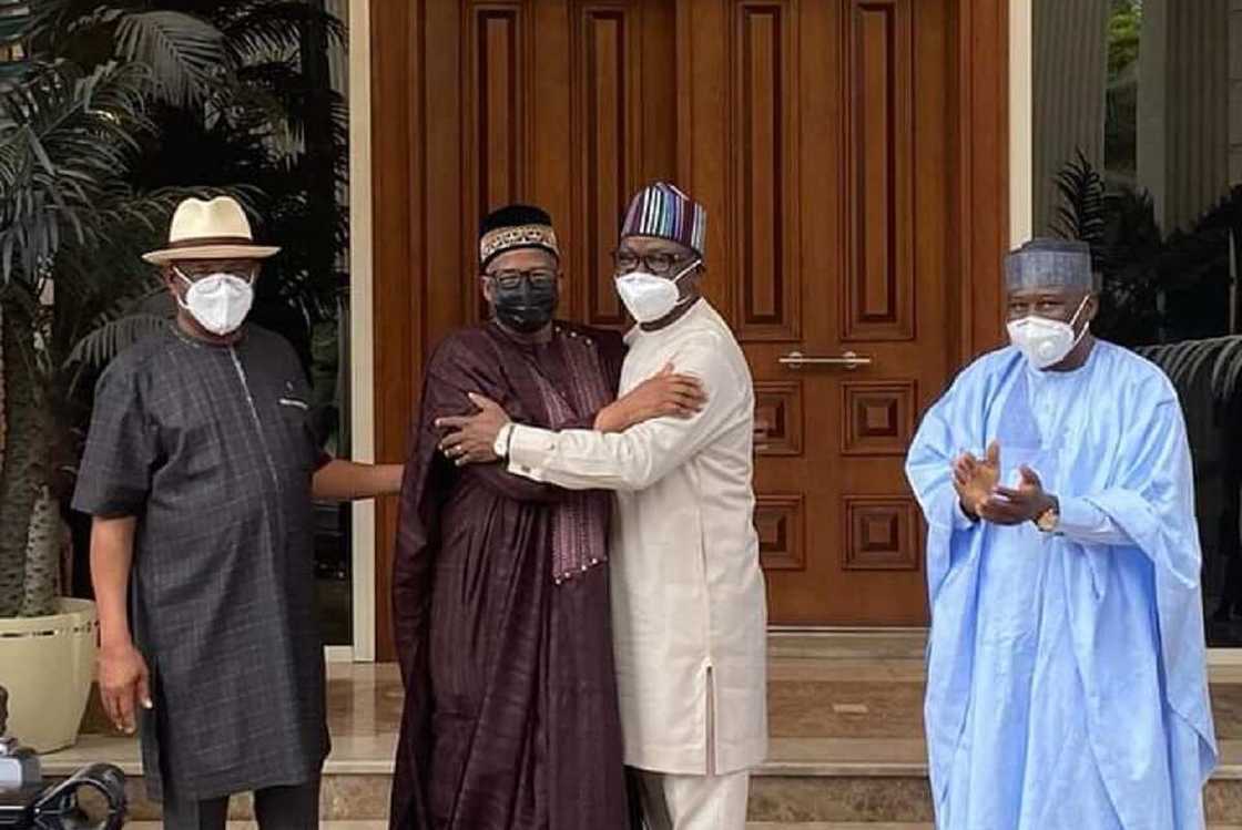 AK-47: Hotunan gwamnonin Bauchi da Benue sun rungumi juna bayan sulhu AK-47: Hotunan gwamnonin Bauchi da Benue sun rungumi juna bayan sulhu