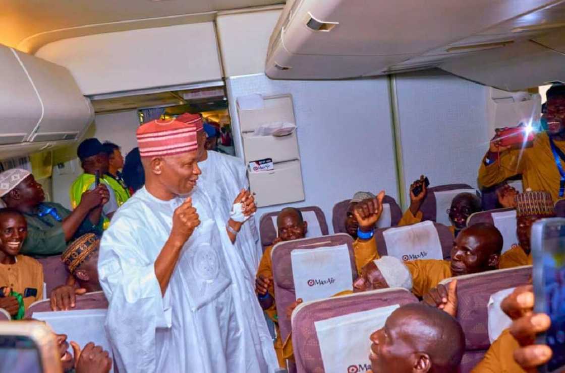 Gwamnan Kano, Abba Gida Gida tare da Maniyyata Gwamnan Kano, Abba Gida Gida tare da Maniyyata