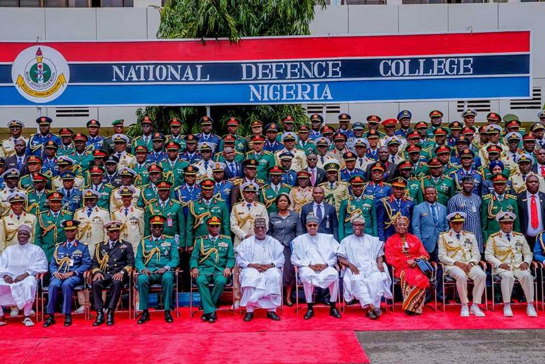 Buhari ya halarci bikin yaye daliban kwalejin horas da manyan hafsoshin Sojoji (Hotuna) Buhari ya halarci bikin yaye daliban kwalejin horas da manyan hafsoshin Sojoji (Hotuna)