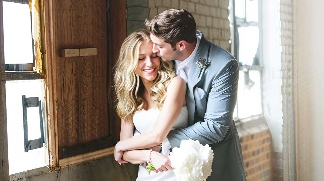 Kristin Cavallari and Jay Cutler share a kiss on their wedding day