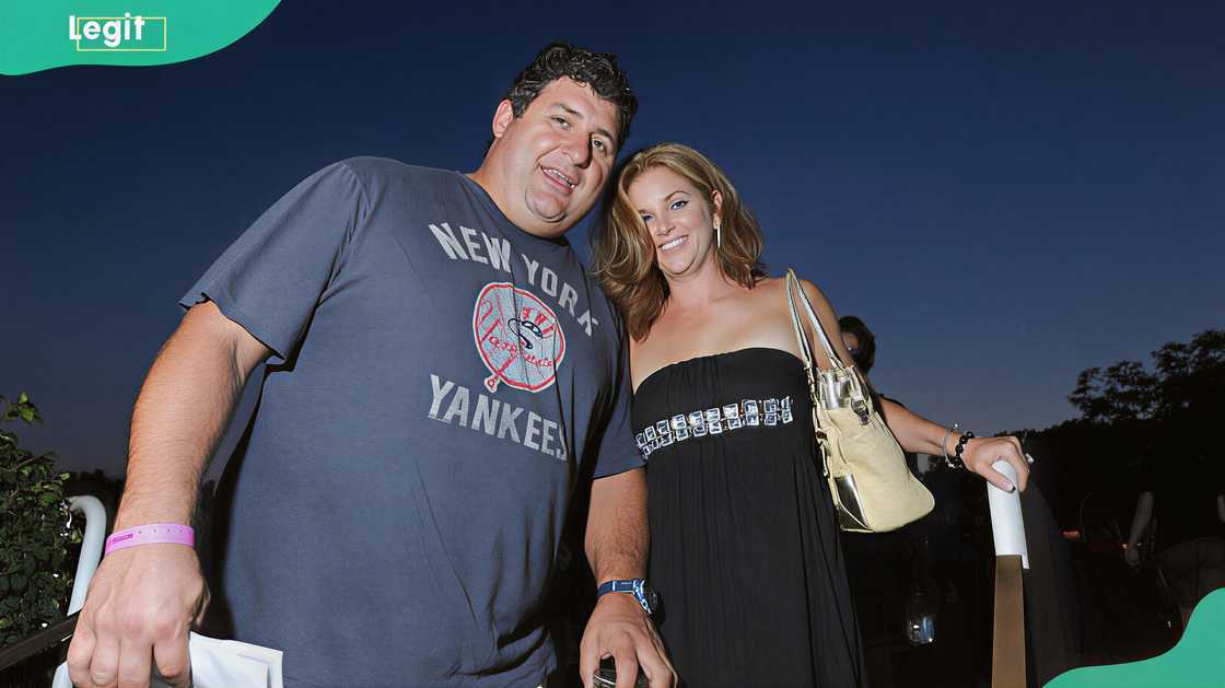 Tony Siragusa and his wife, Kathy Siragusa, at the PNC Bank Arts Center Tony Siragusa and his wife, Kathy Siragusa, at the PNC Bank Arts Center