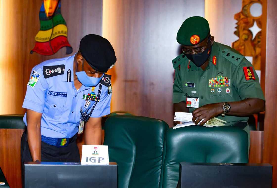 Yanzu-yanzu: Shugaba Muhammadu Buhari ya shiga ganawar sirri da hafsoshin tsaro Yanzu-yanzu: Shugaba Muhammadu Buhari ya shiga ganawar sirri da hafsoshin tsaro