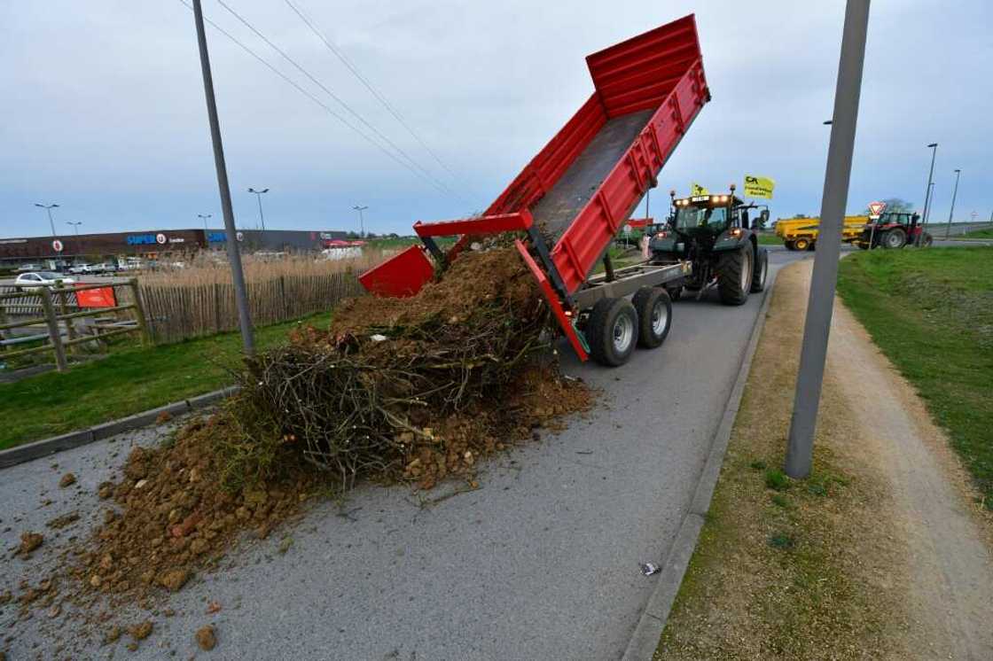 French farmers have resumed direct action put step up pressure on the government French farmers have resumed direct action put step up pressure on the government