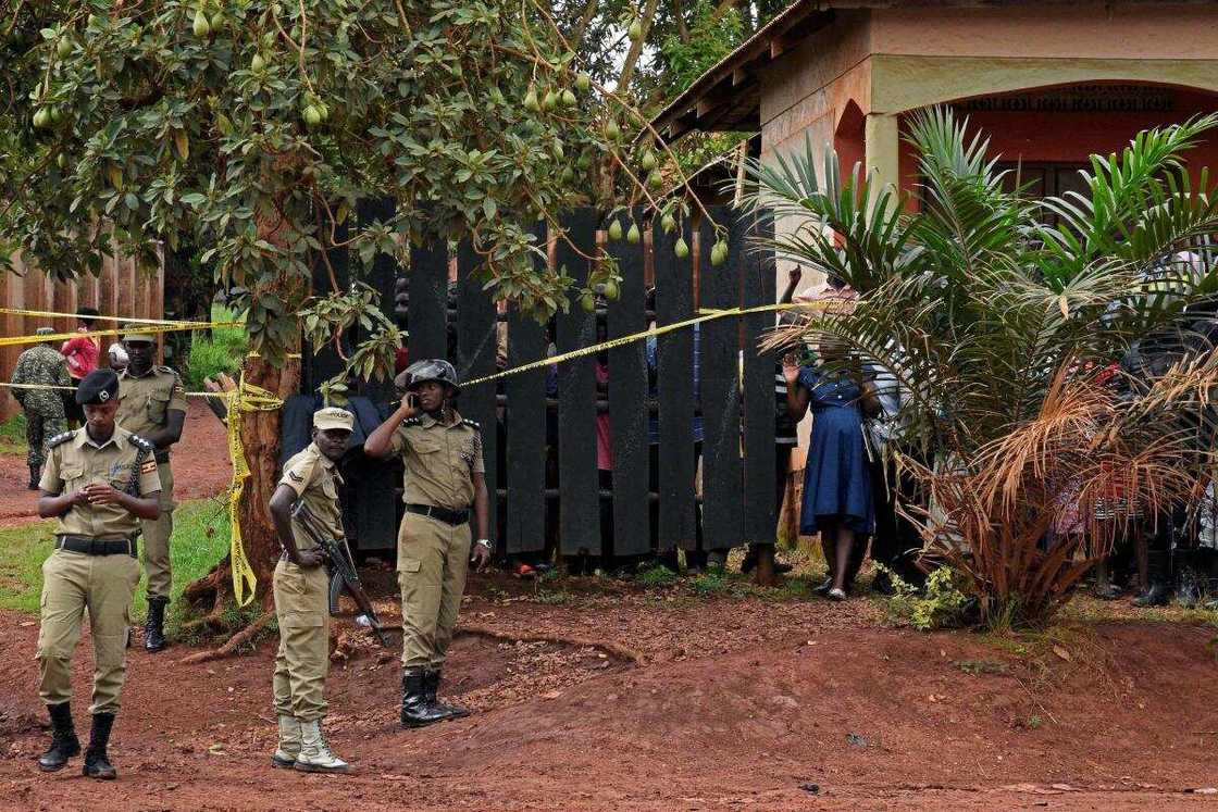 Abuja: 'Yan bindiga sun shiga har gida sun yi awon gaba da tsohon ACG NIS, Ibrahim Idris, da iyalinsa Abuja: 'Yan bindiga sun shiga har gida sun yi awon gaba da tsohon ACG NIS, Ibrahim Idris, da iyalinsa