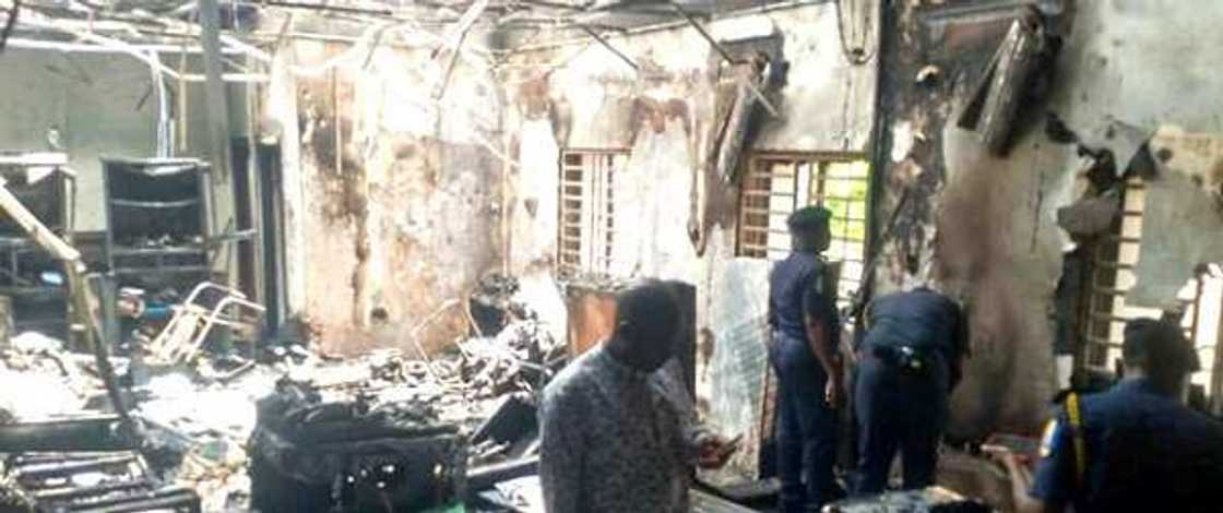 Labari mai zafi: Ana shirin zabe, IPOB sun banka wuta, sun kona ofishin INEC a duhun dare Labari mai zafi: Ana shirin zabe, IPOB sun banka wuta, sun kona ofishin INEC a duhun dare