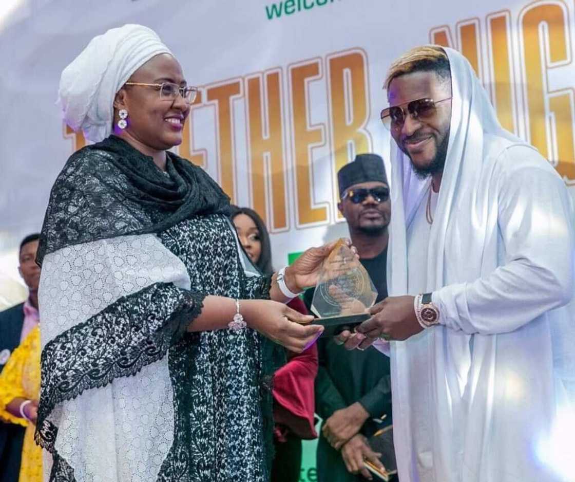 Jaruman fim, mawaka, gwamnoni da fitattun 'yan Najeriya sun halarci taron kamfen din Buhari, hotuna Jaruman fim, mawaka, gwamnoni da fitattun 'yan Najeriya sun halarci taron kamfen din Buhari, hotuna