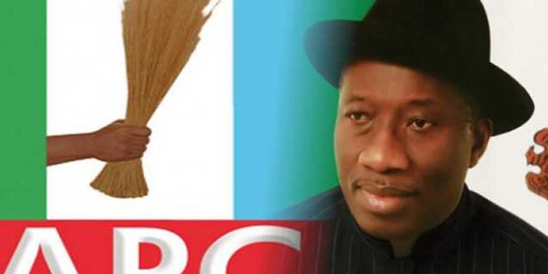 Shugaban APC na kasa ya gana da Jonathan gabannin zaben fidda magajin Buhari Shugaban APC na kasa ya gana da Jonathan gabannin zaben fidda magajin Buhari