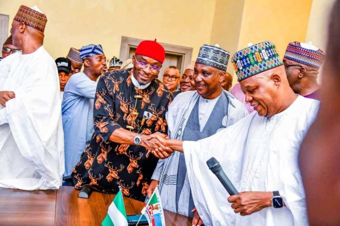 Kashim Shettima da Yan Majalisa. Kashim Shettima da Yan Majalisa.