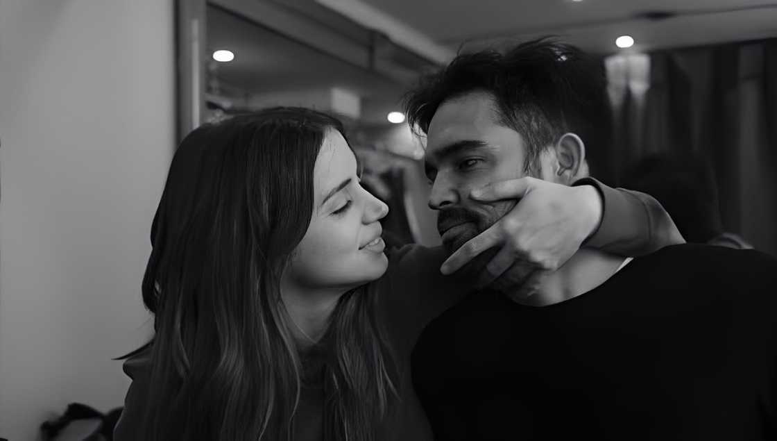 Ana de Armas and Alejandro Piñeiro Bello look at each other in a pose.