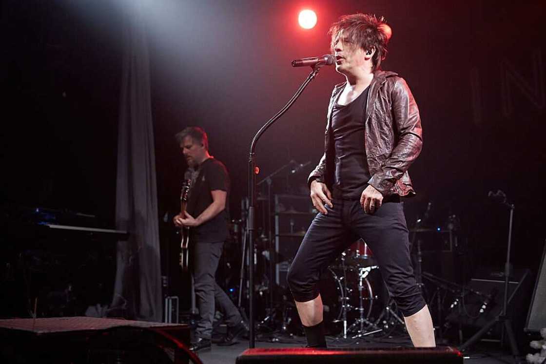 Le groupe Indochine performant sur scène. Le groupe Indochine performant sur scène.