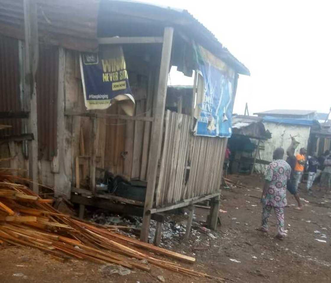 Akan idon 'yan sanda 'yan daba suka kwashe mana dukiyoyi cikin sa'a 11, 'Yan kasuwa Akan idon 'yan sanda 'yan daba suka kwashe mana dukiyoyi cikin sa'a 11, 'Yan kasuwa