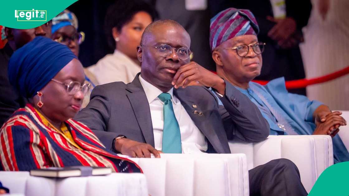 Governor Babajide Sanwo-Olu of Lagos has shared romantic moment with his wife on stage and it got Nigerians talking.